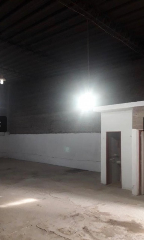 Excelente deposito a metros  Av. Aristobulo del Valle