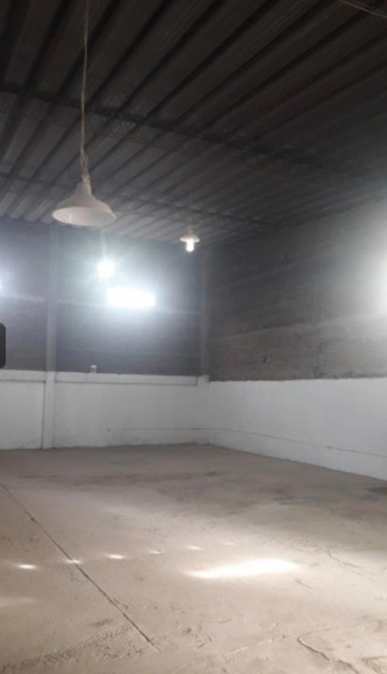 Excelente deposito a metros  Av. Aristobulo del Valle